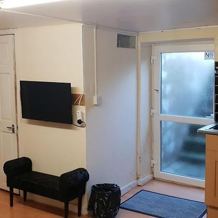 Private Basement Studio Flat With Modern Features Apartman Huddersfield Kültér fotó