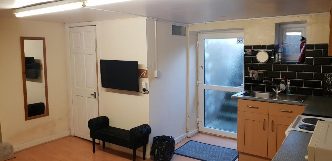 Private Basement Studio Flat With Modern Features Apartman Huddersfield Kültér fotó