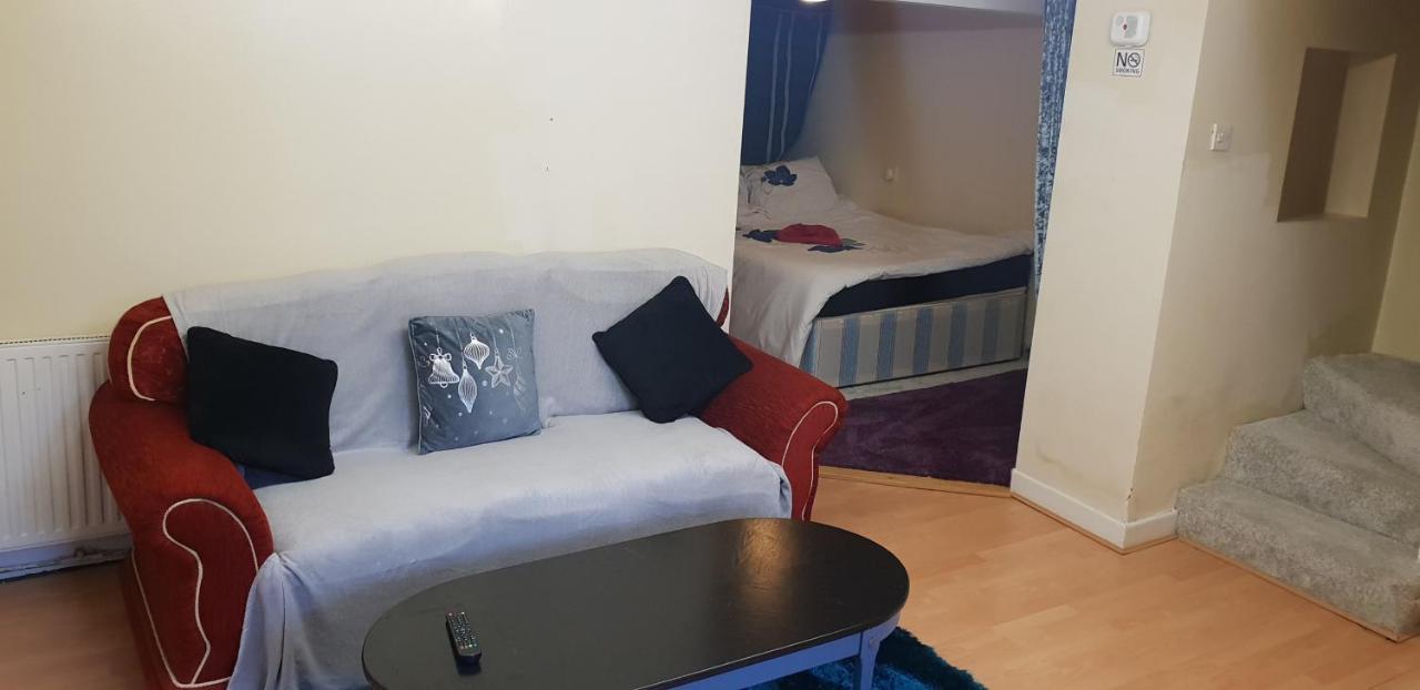 Private Basement Studio Flat With Modern Features Apartman Huddersfield Kültér fotó