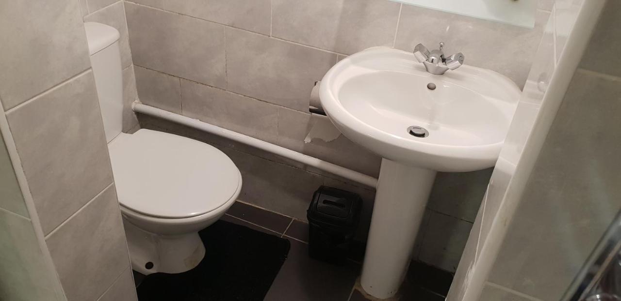Private Basement Studio Flat With Modern Features Apartman Huddersfield Kültér fotó